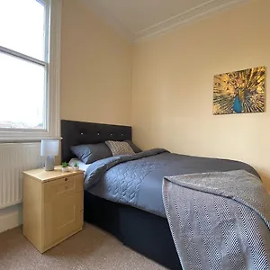 Homestay Spacious Victorian Studio Flat